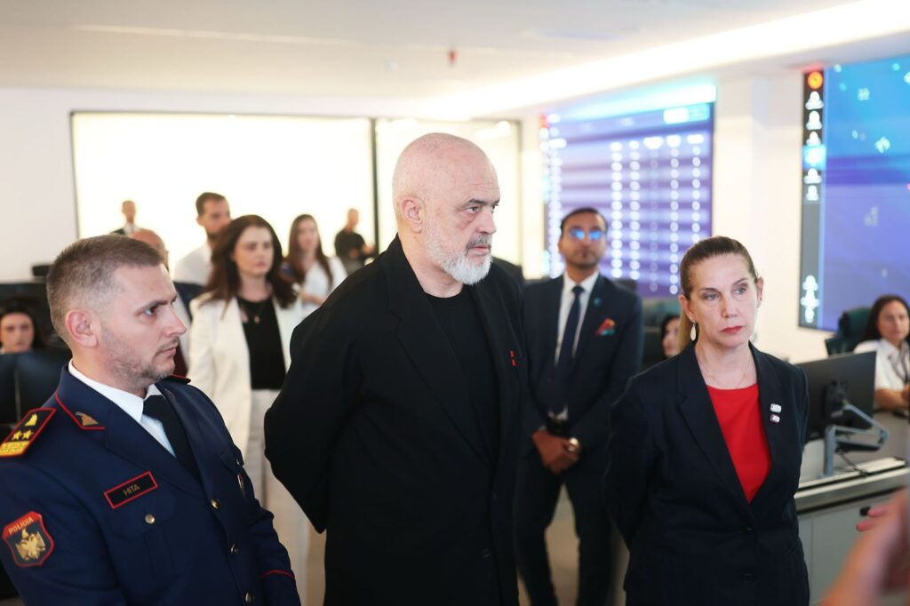 Kumbaro: “Smart City” do të rrisë sigurinë në shkolla, teknologjia do të ndihmojë në parandalimin e incidenteve WhatsApp Image 2026 07 16 at 2.02.40 PM