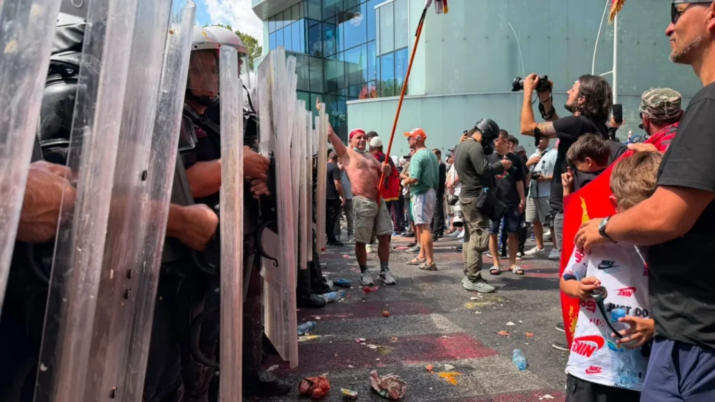Protesta vijon jashtë Kuvendit, protestuesit qëllojnë me vezë e shishe policinë WhatsApp Image 2026 07 23 at 11 sd 3
