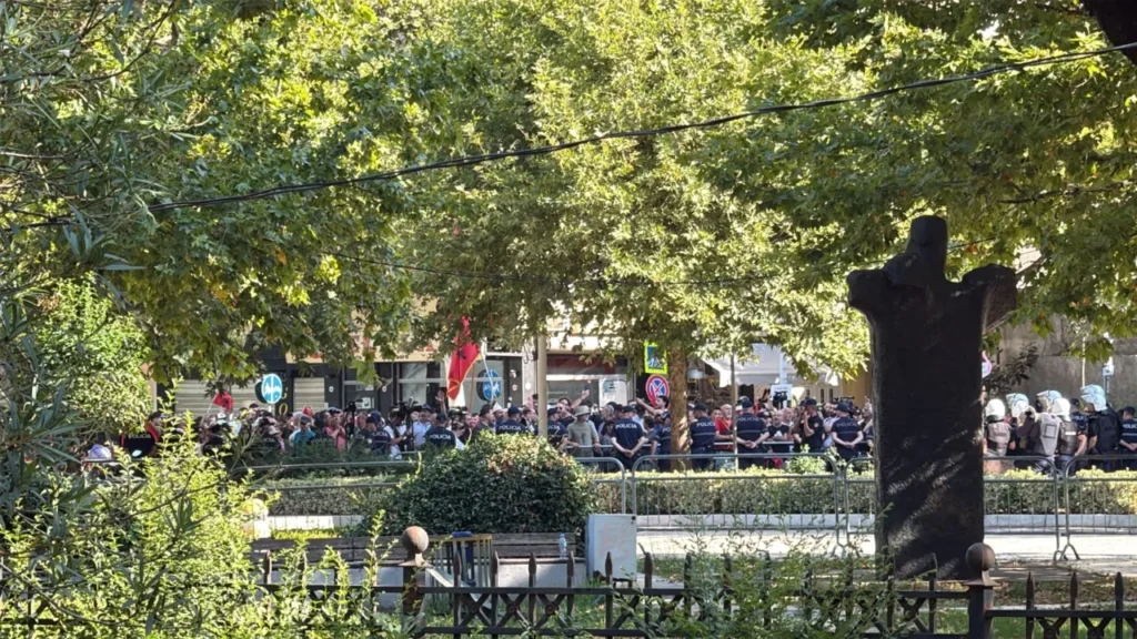 Protestuesit mblidhen pranë Kuvendit, policia blindon zonën dhe zgjeron perimetrin e sigurisë WhatsApp Image 2026 07 23 at 8 sd 2