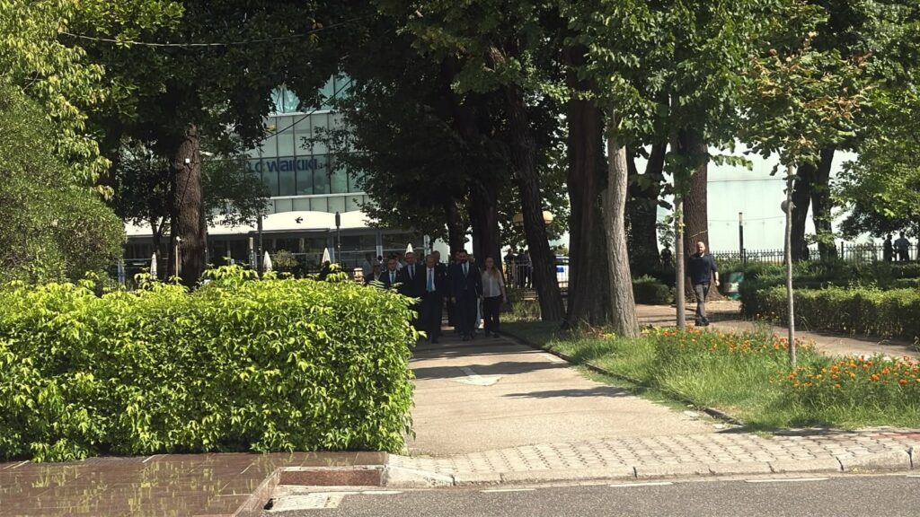 Protesta e tensionuar jashtë Kuvendit, Berisha kërkon shkrirjen e Parlamentit, por i shmanget pyetjes nëse do të djegë mandatin e tij WhatsApp Image 2026 07 23 at 9.56.15 AM