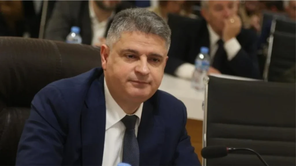 Hapet gara për Prokurorin e Përgjithshëm, Adnan Xholi kandidati i parë që dorëzon aplikimin adnan xholi sd