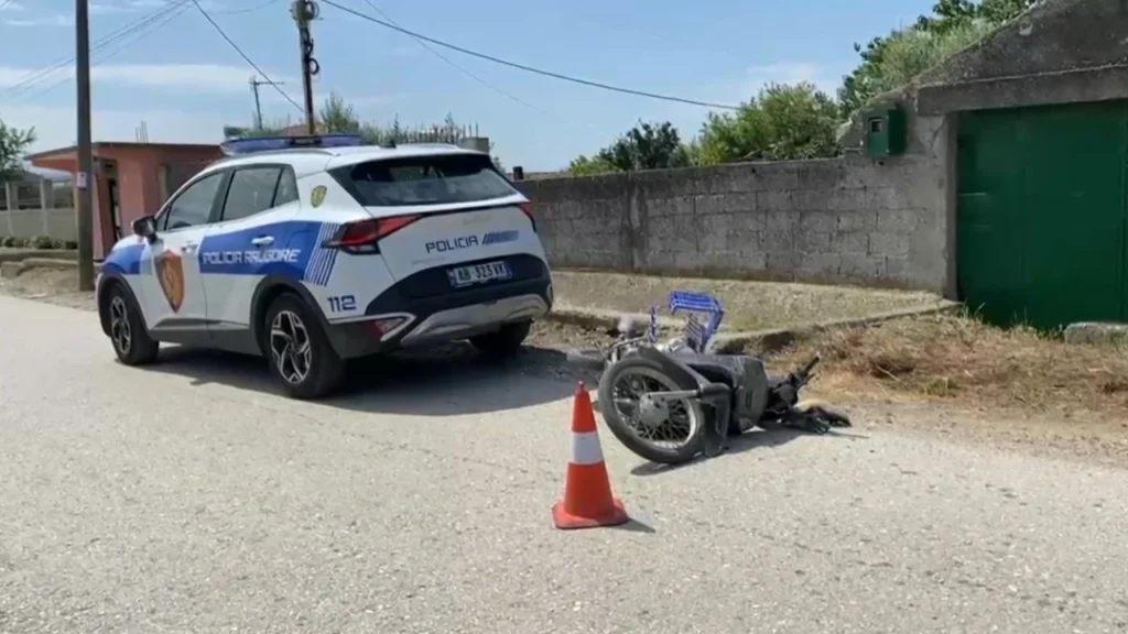 Aksident në Lushnjë/ Makina përplas motoçikletën në Pirrë-Kamçisht, 76-vjeçari në gjendje të rëndë aksidend sd