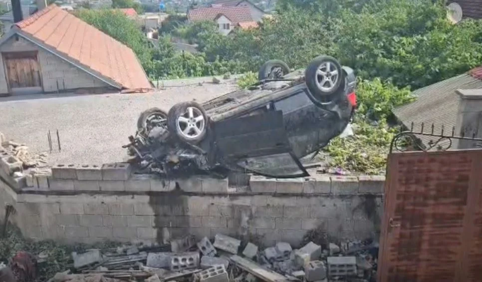 Aksident në rrugën Kukës–Bicaj, tre të plagosur pasi makina doli nga rruga dhe u përplas me murin e një banese aksident