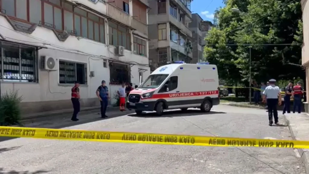 Tronditëse në Korçë, i moshuari i jep fund jetës duke u hedhur nga kati i tretë i banesës ambulance korce sd