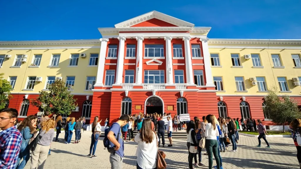 Aplikimet për universitet nisin më 27 korrik, maturantët kanë gjashtë ditë për të zgjedhur degët fakulteti i histori filologjise e1453894650126 30213