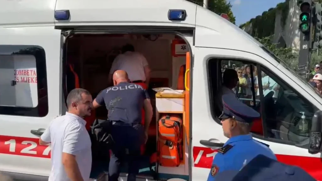 Protestuesit qëllojnë me vezë dhe domate në drejtim të efektivëve, dyshohet për dy policë të lënduar, shoqërohen me ambulancë foto sd