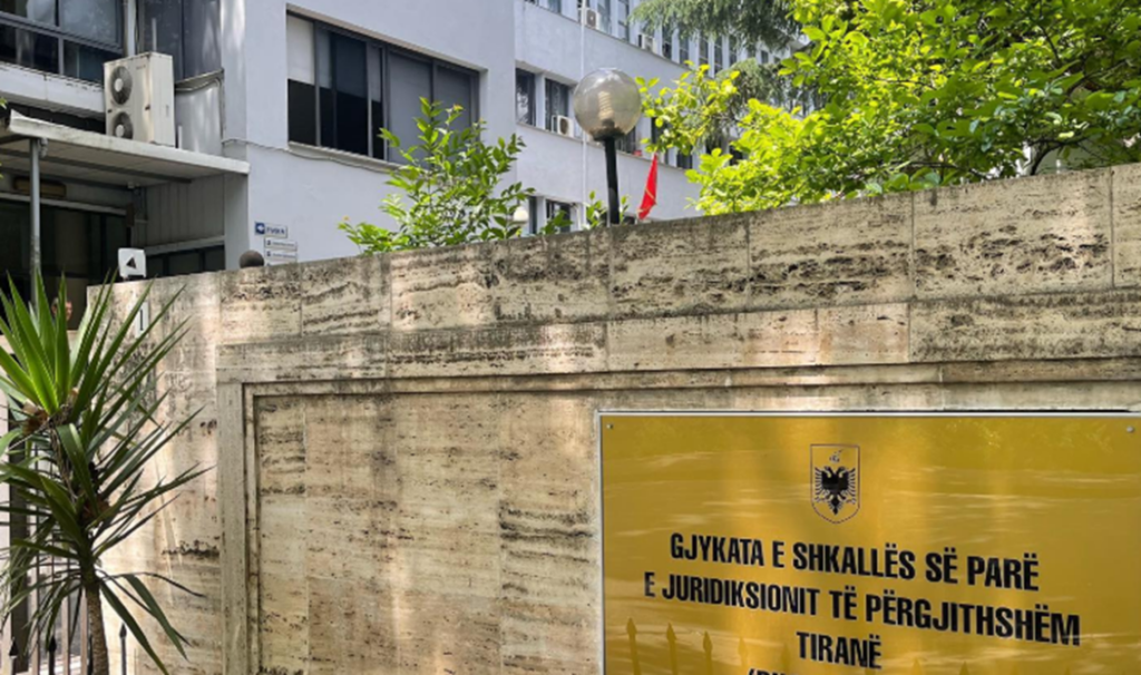 Arrestimi i 21 protestuesve, Gjykata e Tiranës jep vendimin: Dy prej tyre mbeten në arrest shtëpie. Lirohen 19 të tjerët gjykata