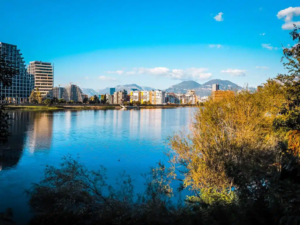 “Daily Mail”: Tirana dhe Durrësi vlerësohen për historinë, atmosferën dhe çmimet e ulëta image 401