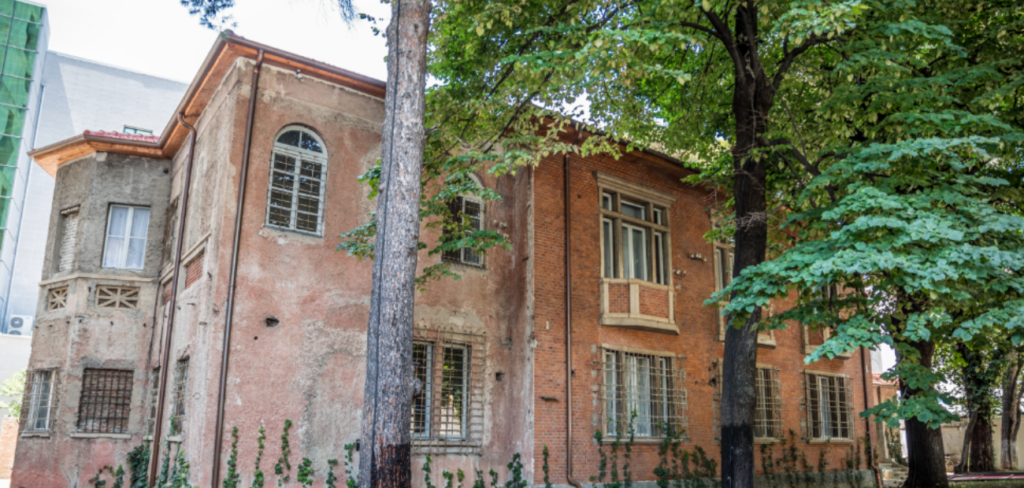 “Daily Mail”: Tirana dhe Durrësi vlerësohen për historinë, atmosferën dhe çmimet e ulëta 4 image 406