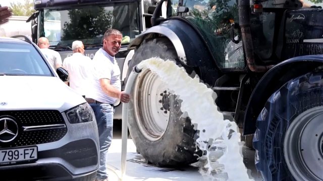 Protesta për qumështin në Kosovë/ Ndërprerja e grumbullimit, fermerët derdhën 65 mijë litra para Ministrisë së Bujqësisë kosove