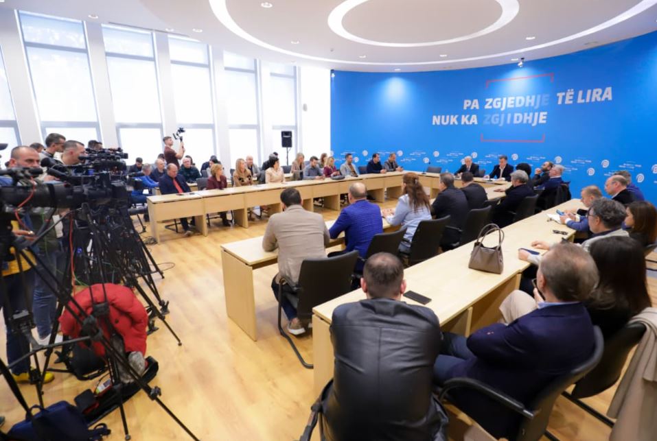 Nis seanca plenare, PD mungon në Kuvend ndërsa jashtë vijojnë protestat kryesia e PD