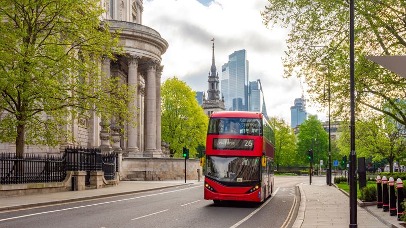 Britani e Madhe/ Nga bileta e autobusit te fatura e energjisë elektrike, qeveria e re premton lehtësim për koston e jetesës për qytetarët london bus related 1920x1080 1