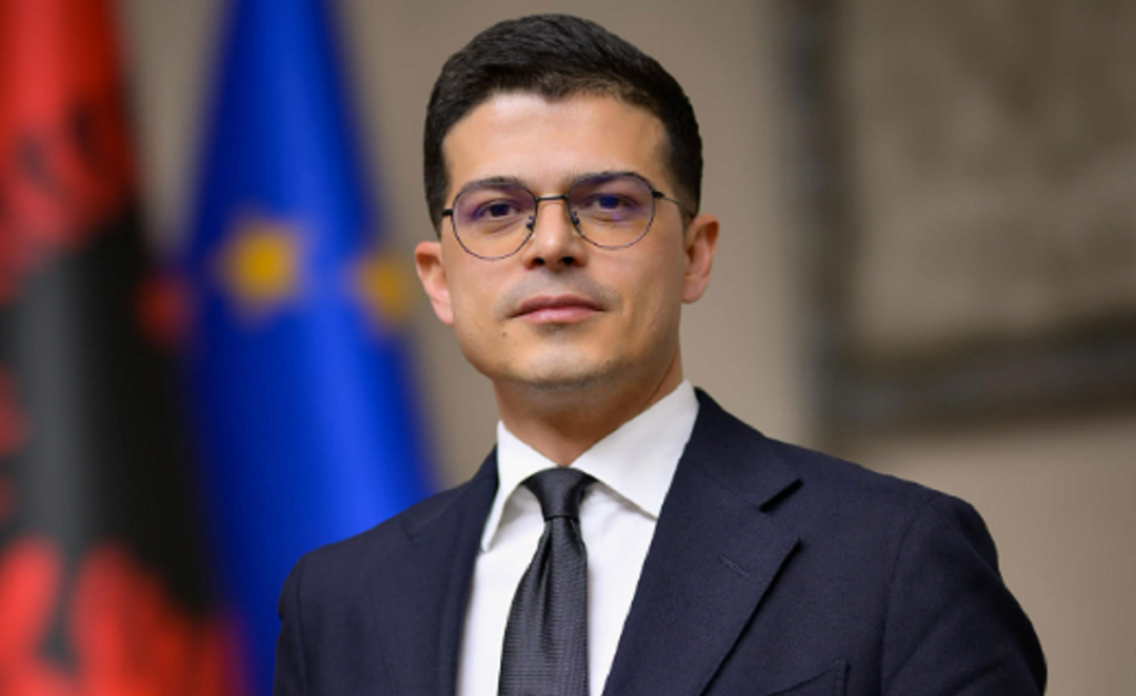 Ish-ministri Vengu publikon mesazhet: Turistëve u kanë çuar sms dhe i kanë nxitur për…. pirro vengu
