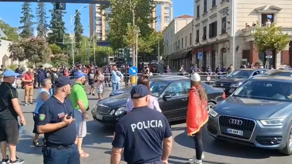Protestuesit bllokojnë rrugën te kryqëzimi i ‘Rrugës së Elbasanit’/ Përplasen me policinë, nuk lejojnë kalimin e mjeteve ruga sd