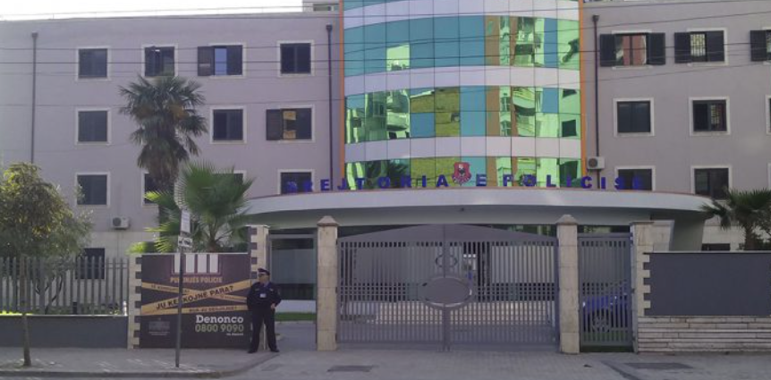 Durrës/ Gjendet lëndë eksplozive pranë derës së dyqanit të Noizyt, policia nis hetimet 030