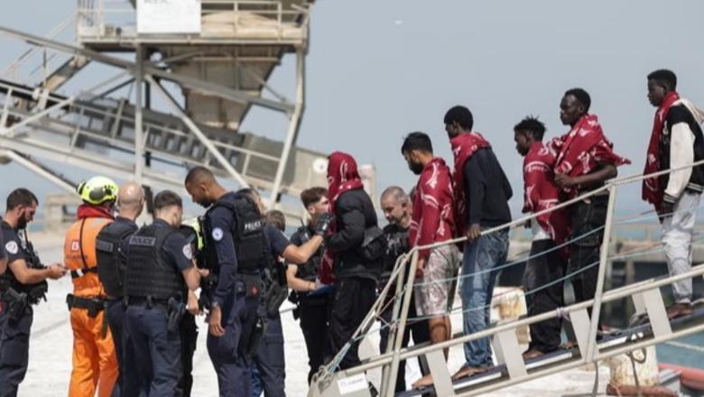 Merr flakë dhe përmbyset gomonia me 157 emigrantë në Kanalin Anglez, shpëtohen të gjithë 12345