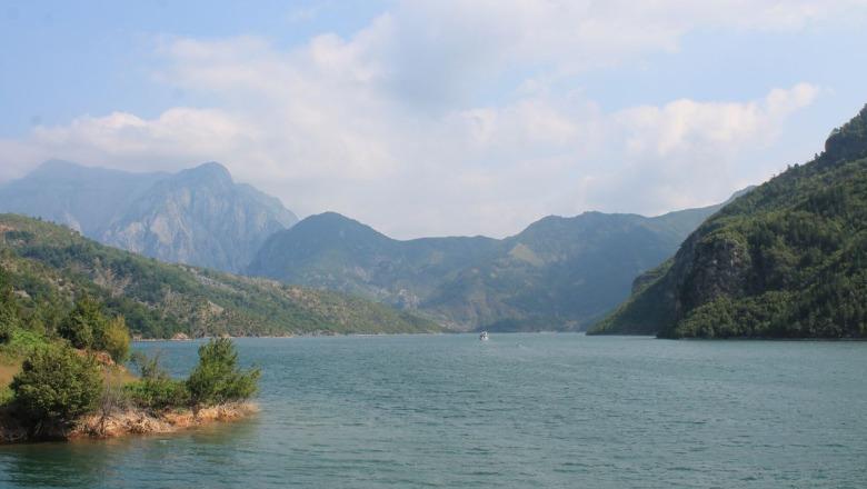 Përplasen 2 skafe në liqenin e Komanit, raportohet për disa persona të lënduar 1787148024 liqeniikomanit