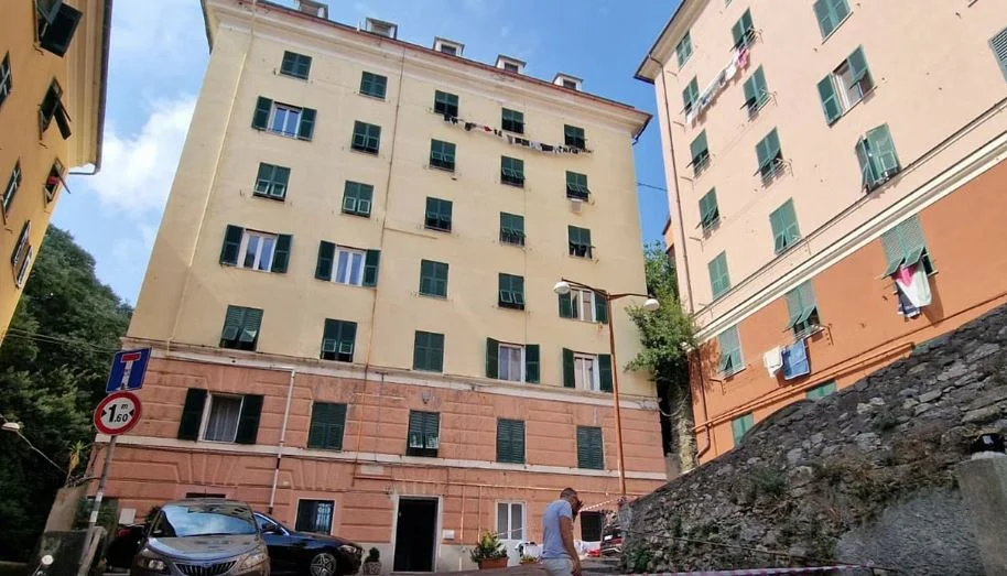 Ngjarje e rëndë në Itali/ 26-vjeçari godet motrën me thikë, autori humb jetën pasi bie nga dritarja e banesës 44