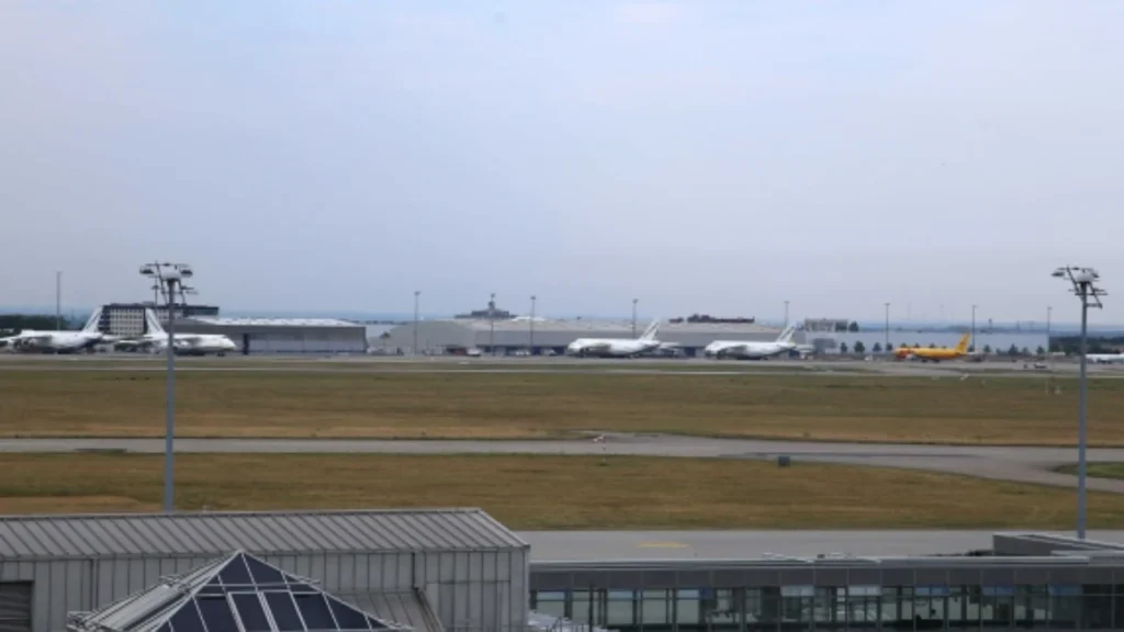 Dron me eksploziv gjendet pranë një avioni ukrainas në Gjermani, pezullohen fluturimet në aeroportin e Leipzigut 6a730b2321559 sd