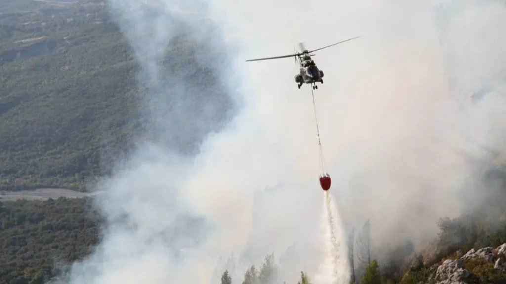 Zjarri në Abazë të Krujës, ndërhyrje intensive nga ajri me 3 helikopterë të Forcës Ajrore 769113867 122118975153259280 5573649859730478138 n sd