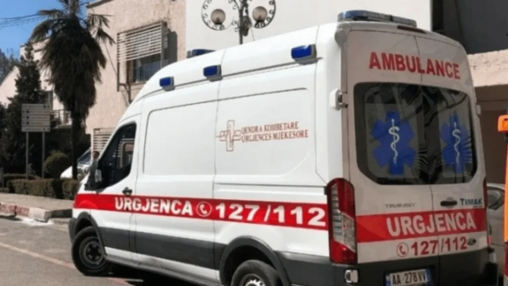 Vlorë, 67-vjeçari bie nga lartësia e banesës, dërgohet me urgjencë në spital AMBULANCE 770x422 1 sd