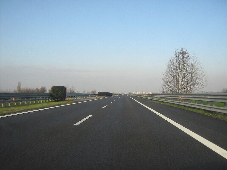 Udhëtuan 100 kilometra me djalin e vdekur në makinë, prindërit rumunë: Menduam se ishte në gjumë! Autostrada A21