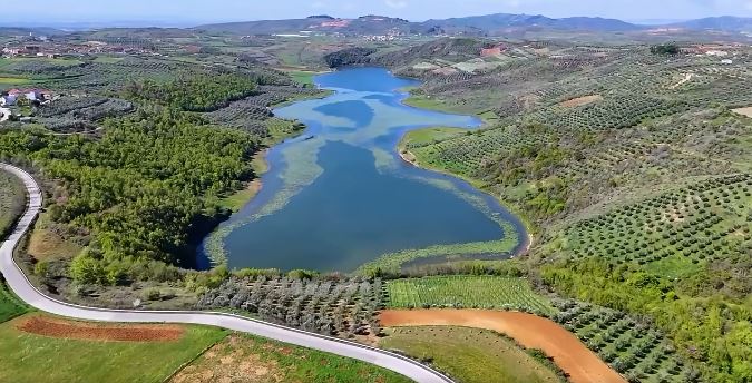 Rama nis javën me pamje nga Liqeni i Degës në Belsh Capture 42