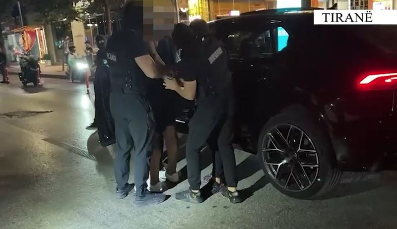 Kontrolle “blic” në Tiranë e Fushë Krujë, pranga 2 personave/ Sekuestrohen kokainë, armë të ftohta dhe një automjet luksoz Fushe Kruje