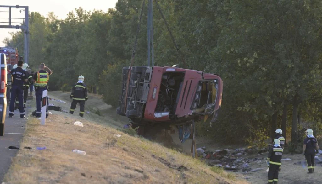 Aksident i rëndë në Hungari/ Autobusi me targa polake përfundon në kanal, 12 të vdekur dhe 10 të plagosur Hungari