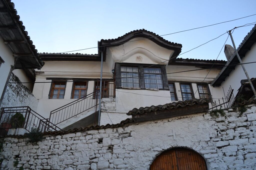 Shteti merr në mbrojtje banesat monument kulture në rrezik/ Gonxhja: Nisim me 90 shtëpi në Gjirokastër IMG 8743 1200x800 1