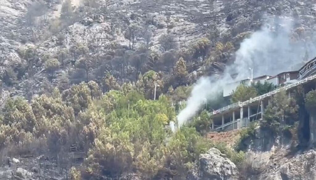 Kruja nuk shpëton nga flakët, riaktivizohet një tjetër vatër zjarri. Një biznes i zonës rrezikohet KRUJE