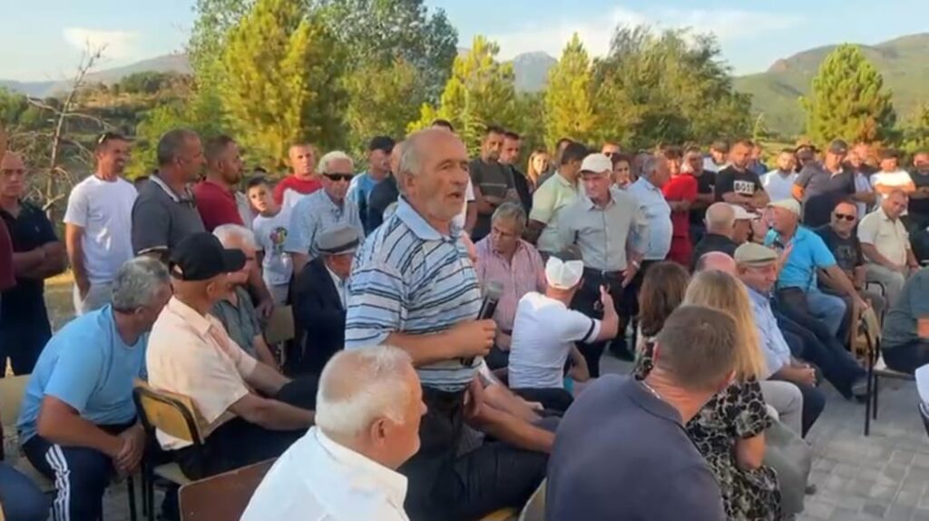 Klos/ Vetëm një familje e ardhur nga Maqedonia e Veriut kundër reformës në Njësinë Administrative Suç 1 PHOTO 2026 08 27 07 25 25 3