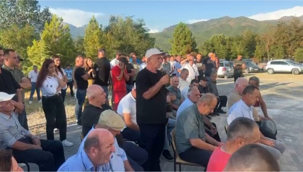Klos/ Vetëm një familje e ardhur nga Maqedonia e Veriut kundër reformës në Njësinë Administrative Suç 4 PHOTO 2026 08 27 07 25 25 6