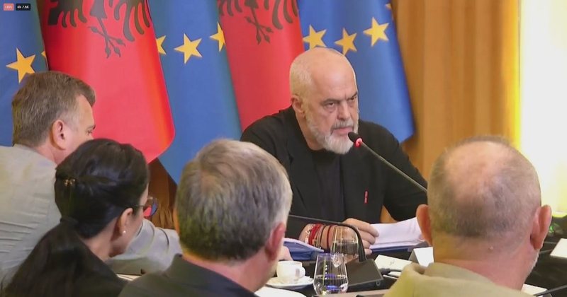 Me qeverinë dhe partinë në Pogradec, Rama me drejtuesit politikë, krerët e komisioneve dhe ministrat Rama 1
