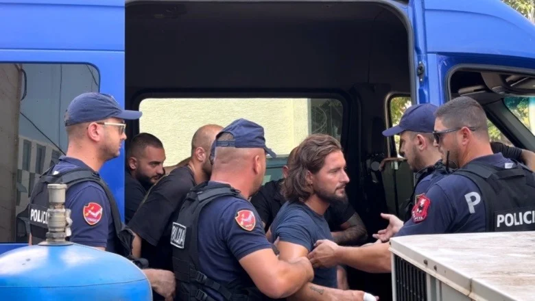 “Sokrat, jemi këtu o shpirt”/ I dyshuari për vrasjen e portugezit mbërrin në gjykatë nën masa të rrepta sigurie, familjarët e presin jashtë WhatsApp Image 2026 08 21 at 12.25.19 PM