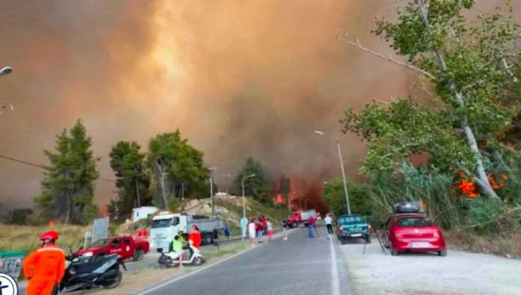 Zjarr i madh në Halkidiki të Greqisë, autoritetet evakuojnë me urgjencë banorët dhe mijëra pushues greqi