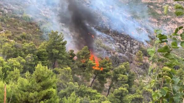 Zjarret në vend/ 35 vatra zjarri në 24 orë, 8 vijojnë aktive, Forcat e Armatosura dhe mjetet ajrore në terren images 22