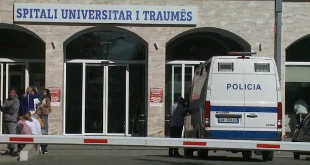 U dëmtua gjatë aksionit për shuarjen e flakëve në Mirditë, punonjësi i FA përfundon te Trauma images 25
