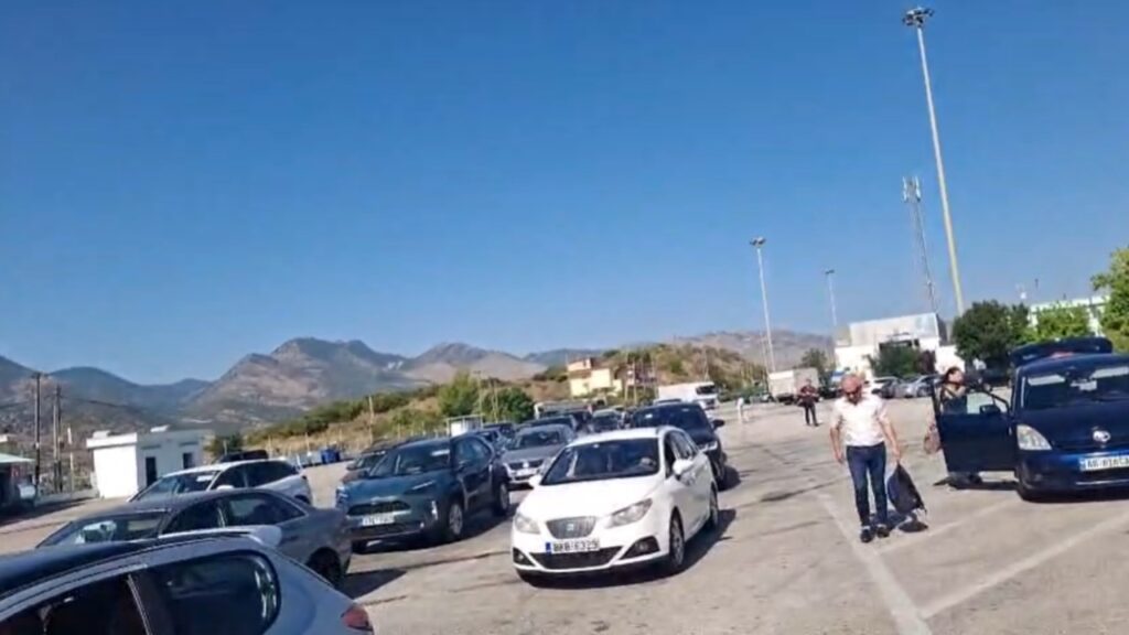 Fluks i madh në Kakavijë, emigrantët nisin kthimin në Greqi, radhë të gjata në pikën kufitare kakavije sd 1 6a8959863372d sd