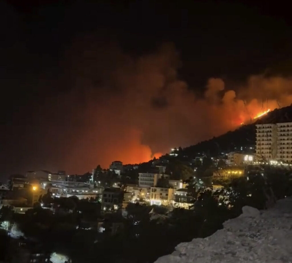 Dibër/ Zjarrfikësit heronj, dy ditë luftë me flakët 1 kruje zjarri01