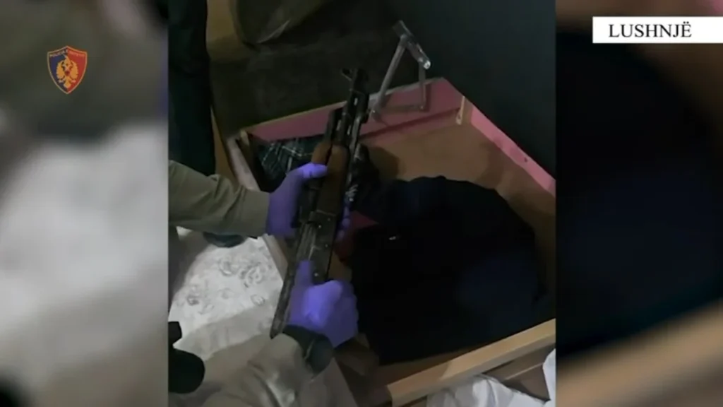 Drogë në makinë dhe armë në shtëpi, arrestohen në flagrancë babë e bir në Lushnje. Zbardhen identitetet lushnje sd