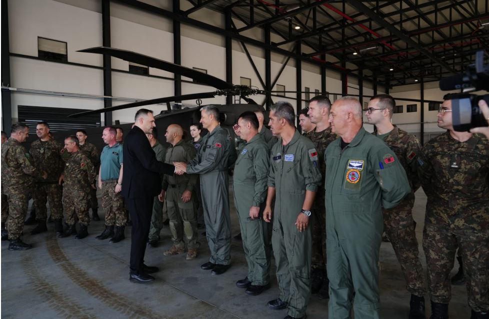 Ministri Nufi takon pilotët e Forcës Ajrore në Farkë: Mirënjohje për angazhimin në luftën kundër zjarreve nufi1