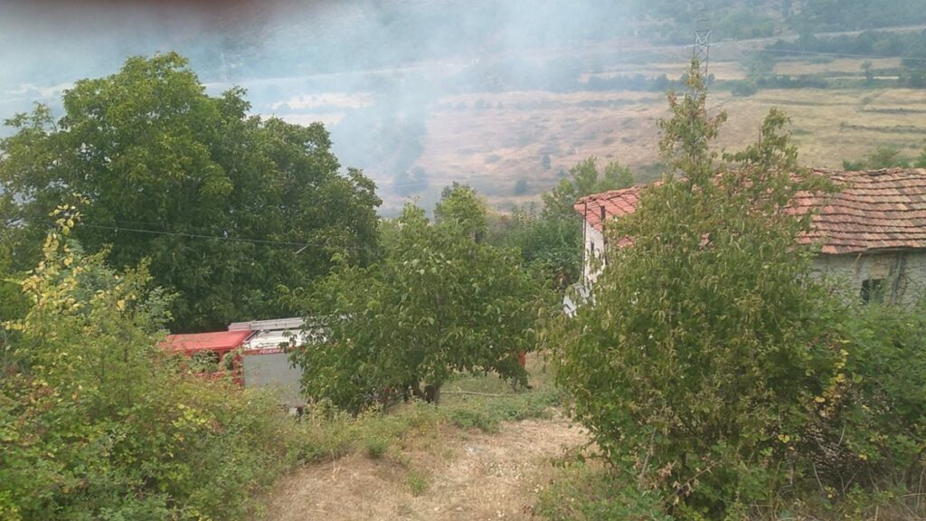 Klos/ Zjarret rezikojnë banesat në fshatin Plan i Bardhë, shpëtohet një invalid (Foto) 2 pb