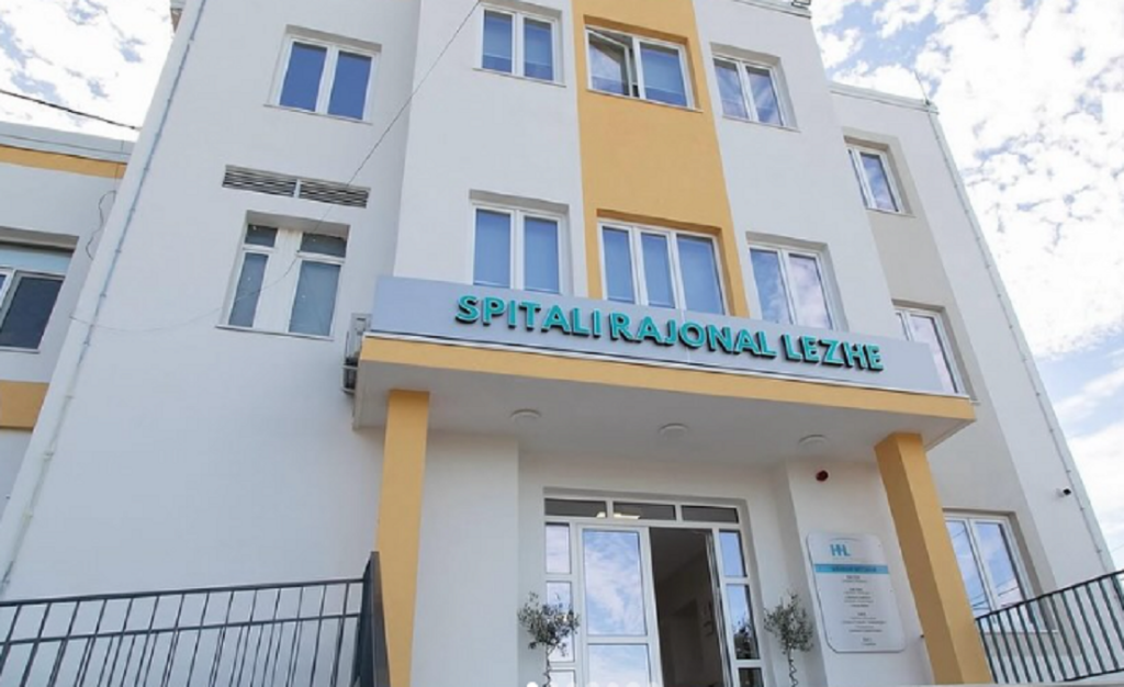 Dy të rinjtë ranë nga gomonia dhe i preu helika, detaje tronditëse nga aksidenti tragjik ujor në Rrjoll, zbulohen identitetet spitali lezhe