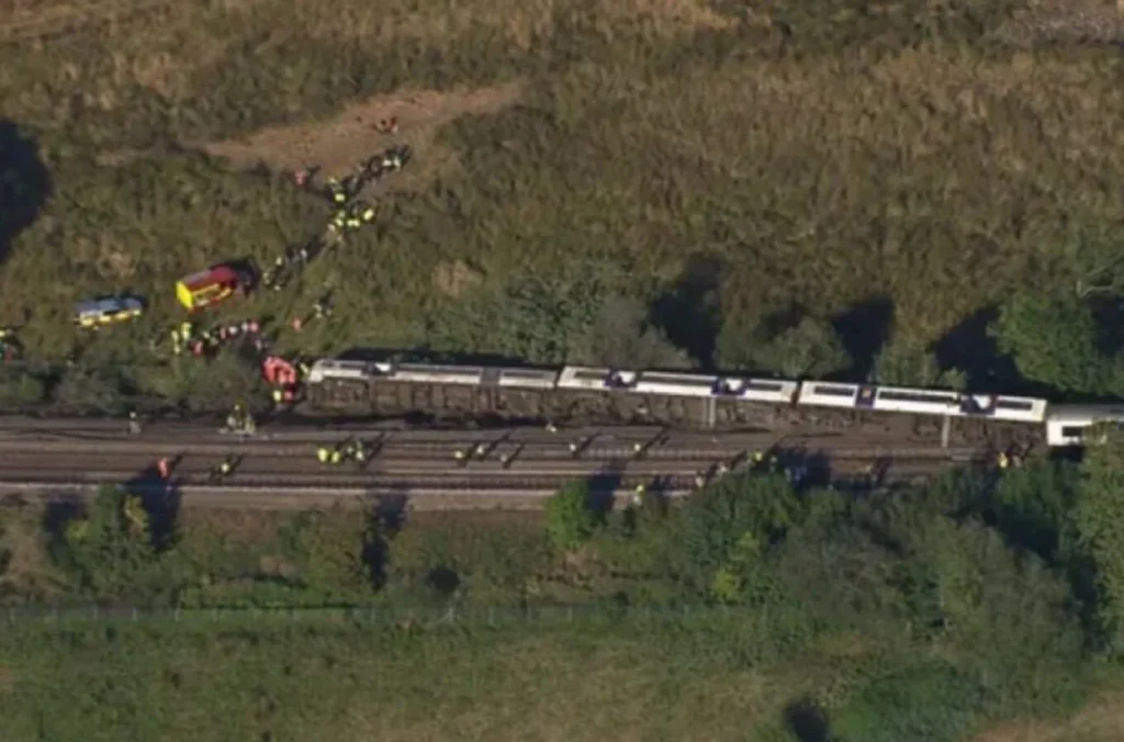 Treni me 150 pasagjerë del nga shinat në Angli/ Makinat përmbysen, 20 të plagosur train derail