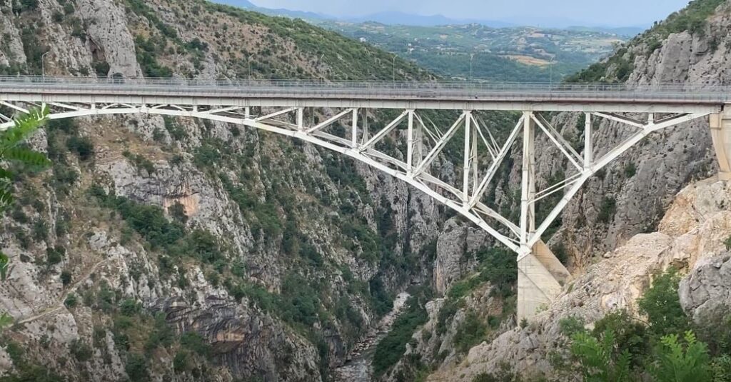 Zbulohet identiteti i viktimës që u hodh nga Ura në Klos, i dërgoi mesazh bashkëshortes para vendimit ekstrem ura e vashes ne klos