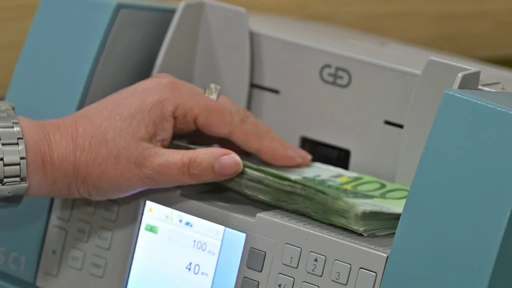 Euro bie në nivelin më të ulët historik, këmbehet me 93.28 lekë vlcsnap 2026 08 05 14h58m44s239 sd