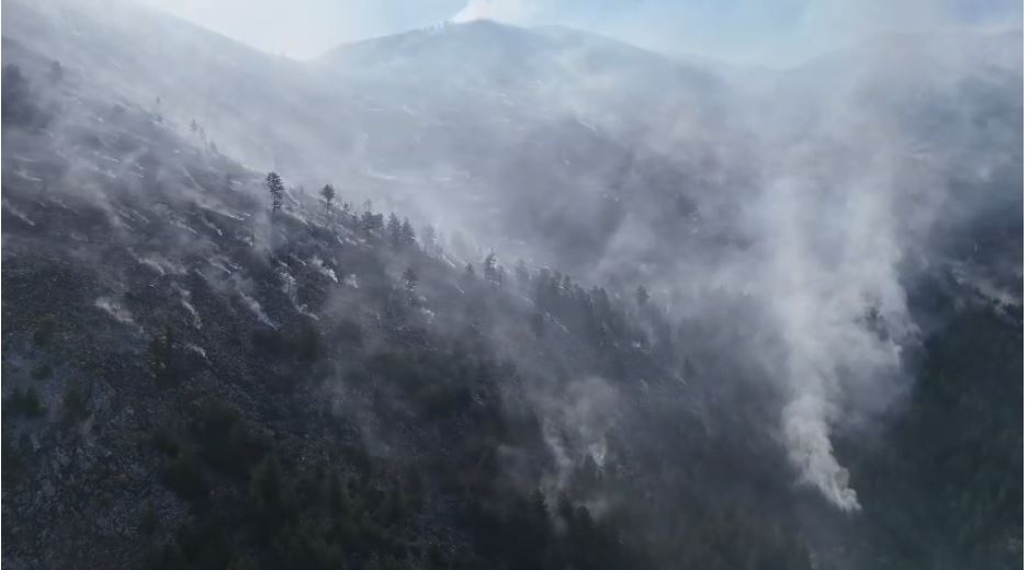 Zjarri në Parkun Kombëtar të Lurës, në ndihmë për shuarjen dhe 2 avionë zjarri Lure1