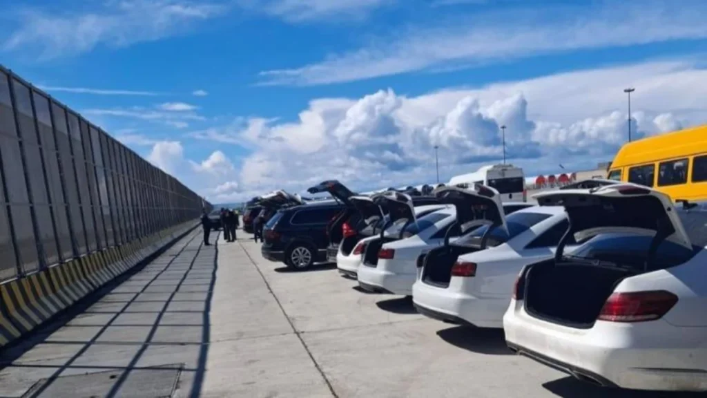 Rregulla të reja për zhdoganimin e makinave të prodhuar 10 vitet e fundit/ Doganat: Do të llogariten edhe kilometrat 1774700945 portoromano sd