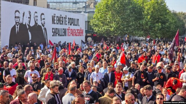 FOTO/ “Në emër të popullit, shpallen të PAFAJSHËM”, qindra qytetarë në Prishtinë presin verdiktin 2 622fc740 54fb 4f1b 3e82 08df13a884cb w1023 r0 s 640x360 1